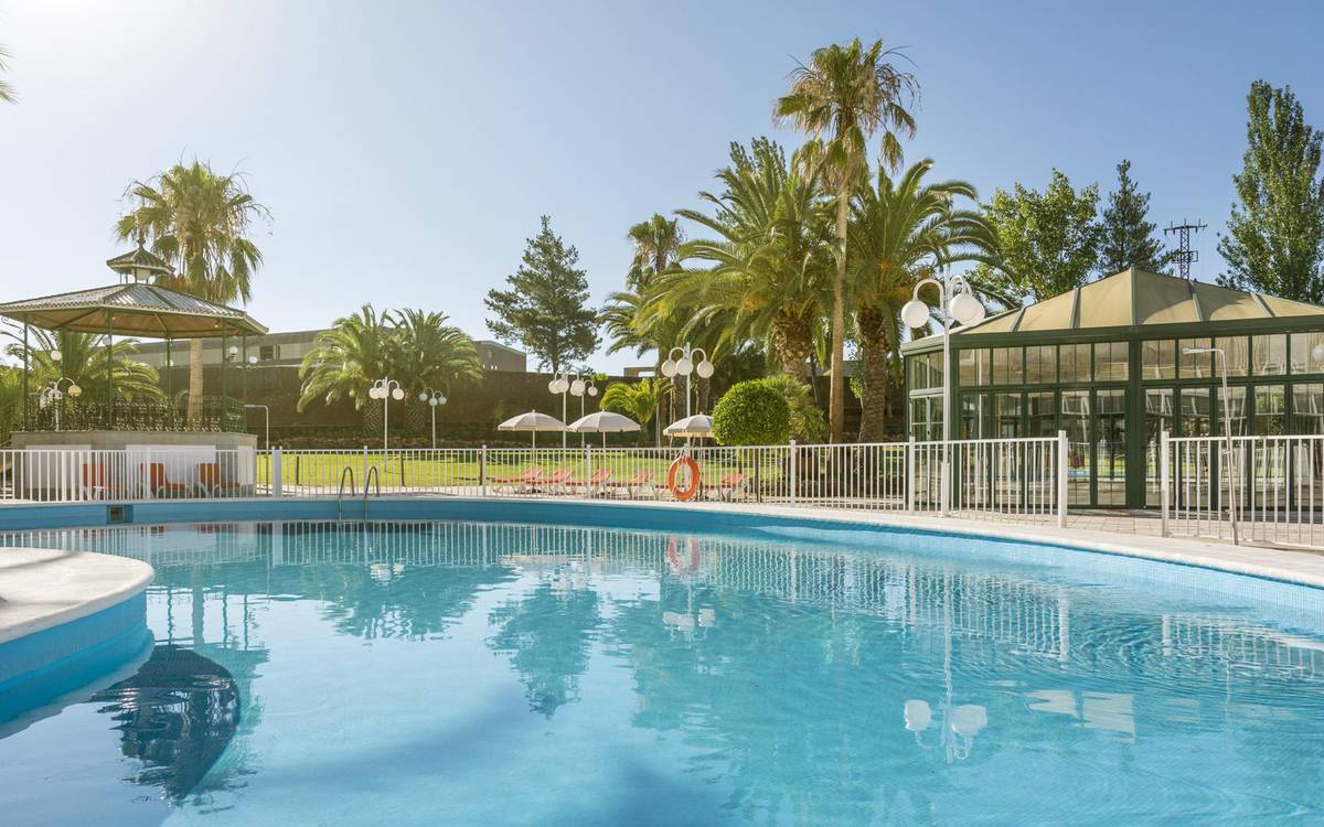 Swimming pool-terrace Hotel ILUNION Las Lomas Mérida